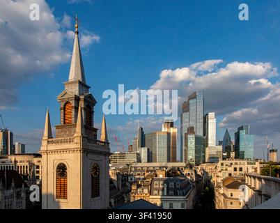 Fine di un altro giorno d'estate nella City di Londra al tramonto Foto Stock