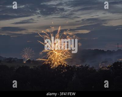 Uno scoppio di fuochi d'artificio illumina l'atmosfera su un quartiere periferico durante il Giorno dell'Indipendenza in Pennsylvania, USA Foto Stock