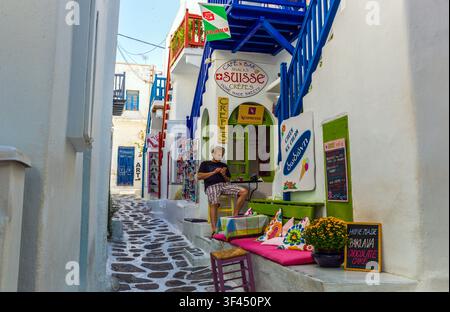 Grecia, Mykonos: giovani turisti in un bar del centro storico di Chora Foto Stock
