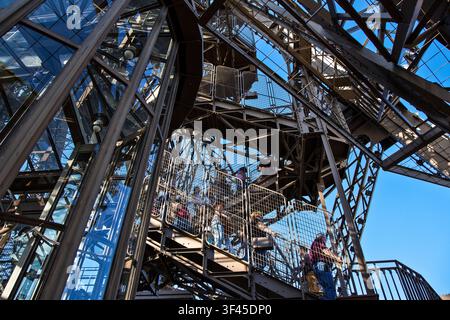 Francia Paris, le strutture interne della Torre Eiffel Foto Stock