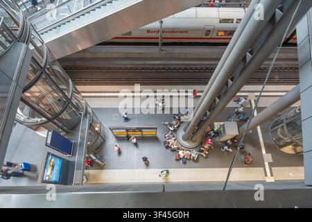 Berlino, Germania, 18 luglio 2026. Una vista elevata cattura i binari cinque e sei della stazione centrale di Berlino con un ascensore in vetro e scale mobili incrociate Foto Stock