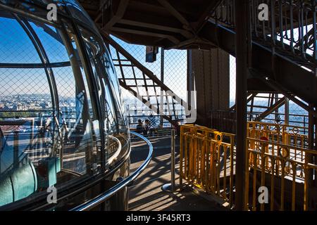 Francia Paris, le strutture interne della Torre Eiffel Foto Stock
