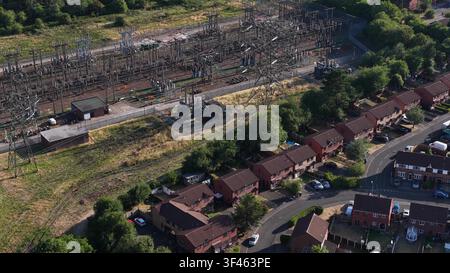 Veduta aerea di una sottostazione elettrica vicino a un quartiere residenziale Foto Stock