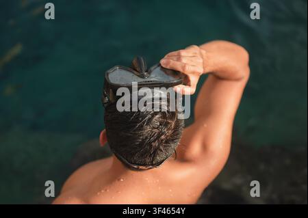 Nuotatore che regola la maschera da snorkeling nel Mar Mediterraneo Foto Stock