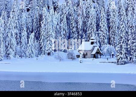 ITALIA, ALTO ADIGE, LAGO DI BRAIES, Dolomiti di Braies - Cappella del Lago di Braies Foto Stock