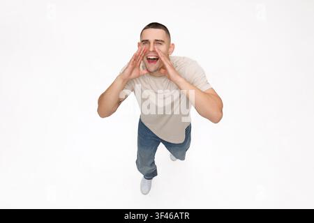 Ritratto di Emotional Man urlando furiosamente su sfondo bianco Foto Stock