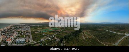 Vista aerea panoramica con drone di un incendio boschivo in Spagna vicino a La Vall de Uixo il 26 luglio 2026 Foto Stock