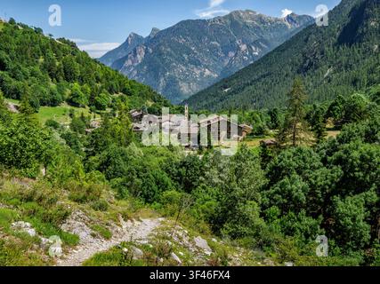 Guardando giù sul piccolo villaggio di Ponte Maira nella Valle Maira della regione del Piemonte nelle Alpi italiane Foto Stock