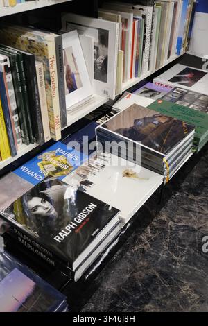 Una varietà di libri di fotografia e arte esposti su scaffali e tavoli in una libreria. Foto Stock