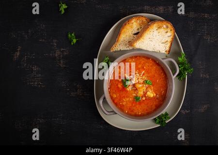 Zuppa tradizionale fatta in casa con verdure e carne tritata. Zuppa cecoslovacca. Vista dall'alto. Foto Stock