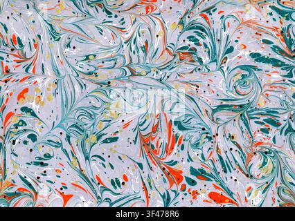 Arte ebru marmorizzata a mano originale in verde acqua, arancione e oro su lavanda, marmoratura tradizionale turca con motivi di piume a spirale. Foto Stock