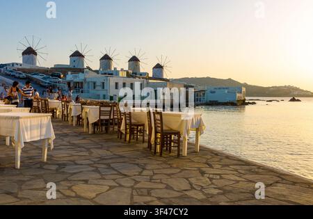 Grecia, Mykonos: Chora, vista degli storici mulini dalla zona di Little Venice Foto Stock
