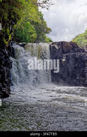 Un piano verticale e medio che cattura la forza naturale della cascata del Grand River South East (GRSE) a Mauritius. L'acqua cade pesantemente su un giaguaro Foto Stock