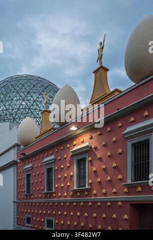 Il Museo Salvador Dalí a Figueres, in Spagna, con il suo iconico muro rosso con sculture di pane, uova bianche giganti e la cupola geodetica di vetro. Foto Stock
