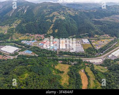 Vista aerea della zona industriale di Baina con impianti metallurgici e impianto di trattamento delle acque reflue nelle Asturie, Spagna. Poligono industrial Baina, Mieres Foto Stock