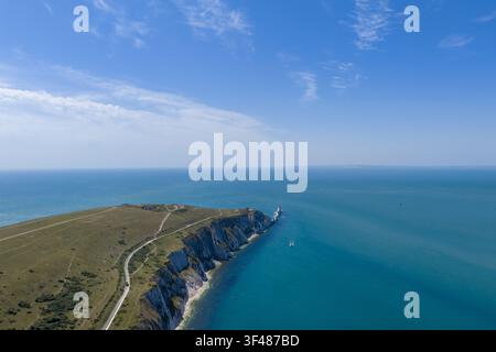 Foto aerea delle scogliere di gesso delle Needles e delle famose torri rocciose al largo dell'Isola di Wight con scogliere bianche drammatiche, mare turchese e costa sinuosa Foto Stock