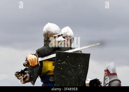 Festival Medievale della Battaglia di Shrewsbury al campo di battaglia. Cavalieri in armatura che combattono con le spade. Foto Stock