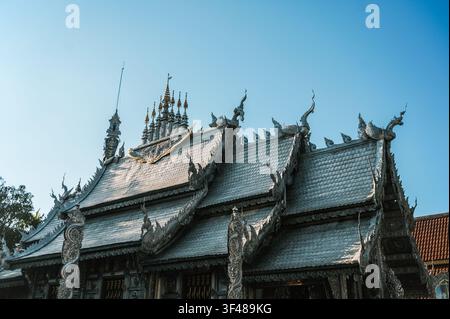 Wat Sri Suphan, noto come il Tempio d'Argento, mostra intricate decorazioni in argento e architettura tradizionale Lanna nel cuore di Chiang Mai, Thailandia Foto Stock