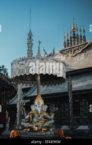 Wat Sri Suphan, noto anche come il Tempio d'Argento, è un sito storico mozzafiato a Chiang Mai, in Thailandia. Le sue intricate opere in argento mostrano la tradizione Foto Stock