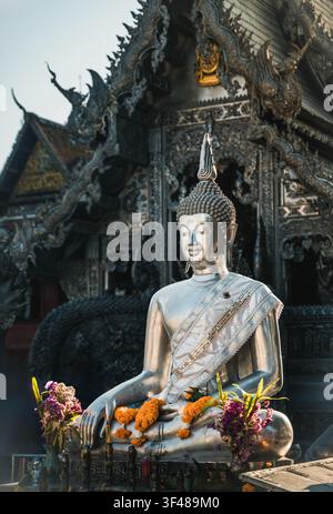 Una splendida statua di Buddha in argento al Wat Sri Suphan, noto anche come il Tempio d'Argento, a Chiang Mai, Thailandia. L'intrecciata artigianale evidenzia th Foto Stock