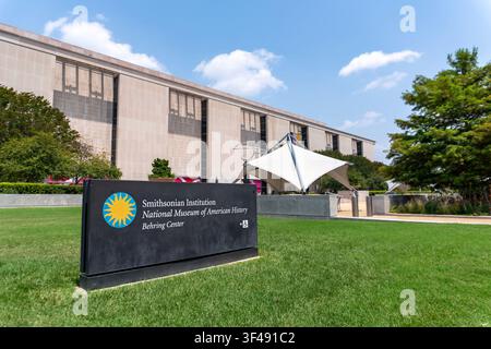 American Heritage: Vista esterna e cartello d'ingresso dello Smithsonian National Museum of American History Behring Center, Washington D.C. Foto Stock