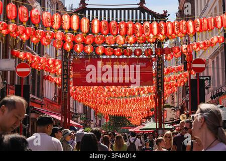 Lanterne cinesi rosse sono appese in Gerrard Street nel quartiere cinese di Londra, Inghilterra, Regno Unito Foto Stock