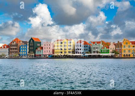 Willemstad, Curaçao - Vista panoramica degli edifici tradizionali dell'architettura coloniale olandese colorata Foto Stock