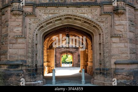 Arco gotico in pietra ornato e passaggio a volta sul campus della Princeton University a Princeton, New Jersey, USA. Foto Stock