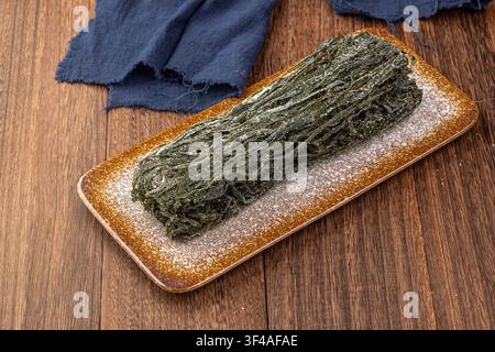 Alghe kelp essiccate, compresse e tritate, ricche di minerali Foto Stock