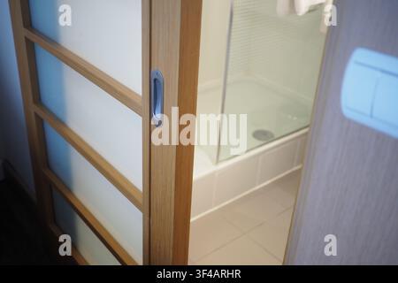 Ingresso del bagno con porta scorrevole in hotel Foto Stock