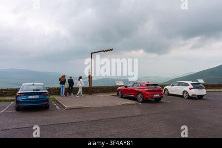 Visitatori che si godono la vista da An Chonair, o Conor Pass, sulla penisola di Dingle nella contea di Kerry, Irlanda. Foto Stock