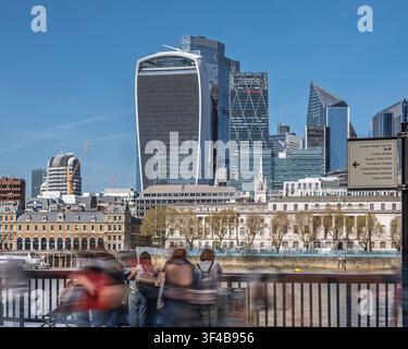 Lo skyline della City of London si erge oltre il Queen’s Walk e la Tamisa vicino al London Bridge, con l'inconfondibile torre Walkie-Talkie in primo piano. Foto Stock