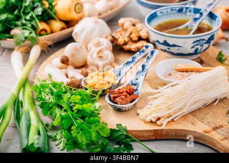 Ingredienti per una zuppa di miso e aglio preparati per la cottura su una tavola di legno Foto Stock