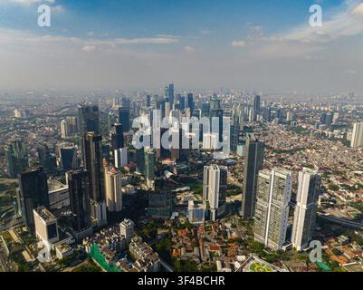 Grattacieli ed edifici moderni a Jakarta visti dall'alto. Indonesia. Foto Stock
