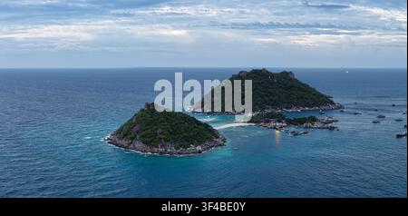 Vista aerea dell'isola di Nang Yuan con la sua iconica lingua di sabbia che collega due colline rocciose rigogliosamente verdi circondate da acque turchesi e barche, Ko Tao, Surat Foto Stock