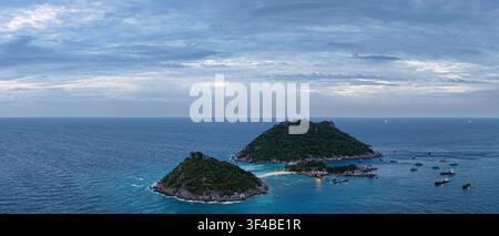 Vista aerea dell'isola di Nang Yuan con la sua iconica lingua di sabbia che collega colline verdi e lussureggianti, circondata da acque turchesi e piccole barche, Ko Tao, Surat Tha Foto Stock