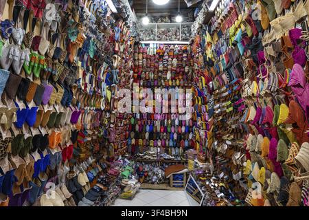Innumerevoli babouches, pantofole tradizionali, scarpe di pelle arabe e berbere marocchine in un banco di vendita, souk, bazar, Marrakech, Maghreb, Marocco, Nord Foto Stock