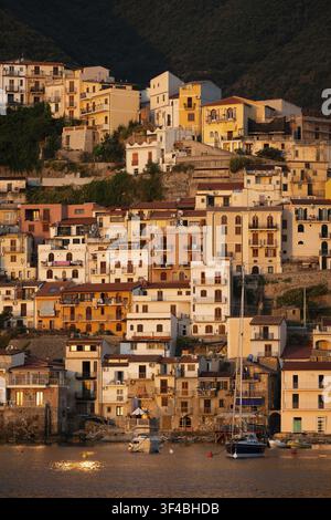 Case, appena dopo l'alba, Scilla, sullo Stretto di Messina, Calabria, Italia Foto Stock