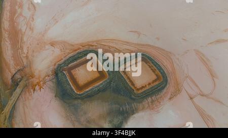 Veduta aerea delle saline di Koyuncu con bacini di evaporazione del sale rosa a Sereflikochisar, Ankara, Turkiye. Foto Stock