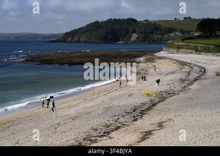 Persone sulla spiaggia di Gyllyngvase, spesso chiamata Gylly, spiaggia sabbiosa, Falmouth, Cornovaglia, Inghilterra, Gran Bretagna, Gran Bretagna Foto Stock