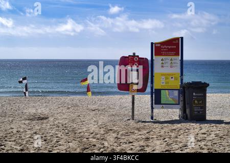 Boia salvagente, Baywatch, cartello informativo, regole della spiaggia, bandiere, cestino della spazzatura, spiaggia di Gyllyngvase, spesso Gylly, spiaggia di sabbia, spiaggia, Falmouth, Cornovaglia, Inghilterra Foto Stock