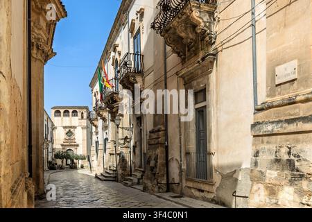 Storica Via Francesco Mormina Penna a Scicli, Sicilia, una strada stretta fiancheggiata da bellissimi edifici barocchi., Italia Foto Stock
