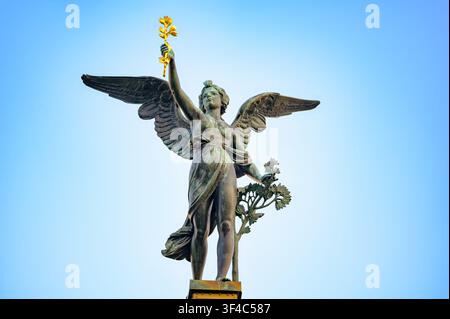Scultura dell'Angelo di bronzo sul ponte Cechuv Most a Praga, Repubblica Ceca Foto Stock