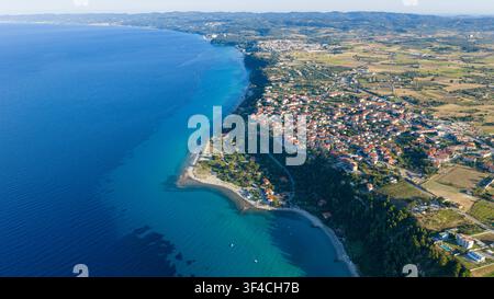 Vista aerea di una città costiera Afitos su Kassandra e acque di mare limpide e blu Foto Stock