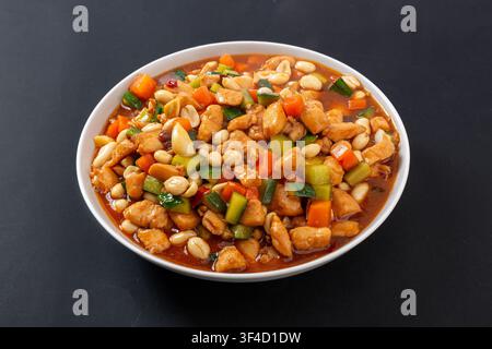 Pollo Kung Pao con arachidi piatto di stufato cinese Foto Stock