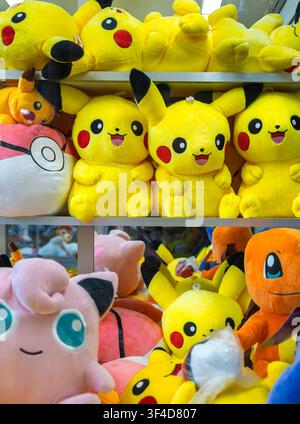 Digione Borgogna Francia 9 maggio 2026. Fila di giochi di flipper pieni di peluche di SpongeBob e di giocattoli di peluche mostruosi alla moda a un carnevale all'aperto. Foto Stock