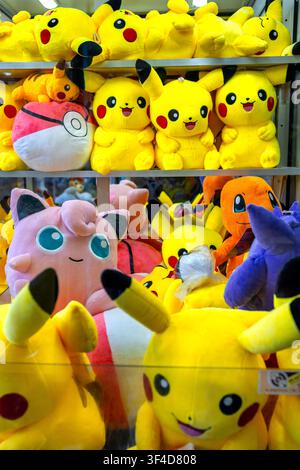 Digione Borgogna Francia 9 maggio 2026. Fila di giochi di flipper pieni di peluche di SpongeBob e di giocattoli di peluche mostruosi alla moda a un carnevale all'aperto. Foto Stock