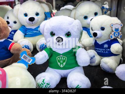 Digione Borgogna Francia 9 maggio 2026. Fila di giochi di flipper pieni di peluche di SpongeBob e di giocattoli di peluche mostruosi alla moda a un carnevale all'aperto. Foto Stock