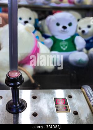 Digione Borgogna Francia 9 maggio 2026. Fila di giochi di flipper pieni di peluche di SpongeBob e di giocattoli di peluche mostruosi alla moda a un carnevale all'aperto. Foto Stock