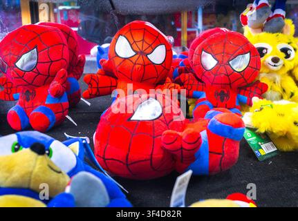 Digione Borgogna Francia 9 maggio 2026. Fila di giochi di flipper pieni di peluche di SpongeBob e di giocattoli di peluche mostruosi alla moda a un carnevale all'aperto. Foto Stock